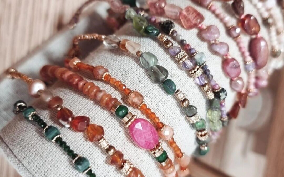 L’importance des bijoux en vacances : comment transformer vos tenues avec style
